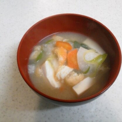 冷蔵庫にあるお野菜を入れて作りました～(*^_^*)
具だくさん味噌汁はお腹いっぱいにもなるし、温まるから嬉しいなぁ～(*^_^*)